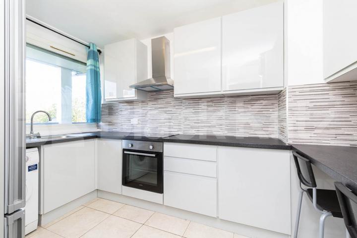 Arranged over 2 floors is this 4 bedroom with balcony and modern kitchen Twyford Street, Kings Cross